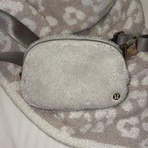 Lululemon Everywhere Fleece Belt Bag Light Ivory